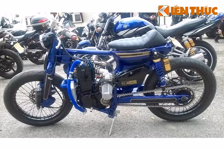 Phần thân xe nguyên bản của Cub cũng vẫn được Gary giữ lại, trong khi yên xe được anh thay bằng yên solo, kèm tay lái cao dạng tracker. Tuy nhiên, những điểm "gây sốc" nhất của chiếc xe lại nằm hoàn toàn ở phần giữa, nơi "trú ngụ" của động cơ.