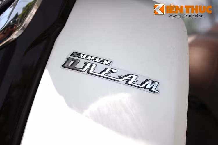 Hiện nay, ngoài phiên bản màu nâu được dán tem theo phong cách của Super Dream 100 cũ, 4 phiên bản còn lại có 2 thiết kế tem mới. Trong đó phiên bản màu đen và kỷ niệm 20 năm có tem sử dụng phông chữ và họa tiết mang phong cách cổ điển, nhã nhặn hơn. Tem sọc trẻ trung được dán trên những bản có màu sắc sáng như vàng và xanh.