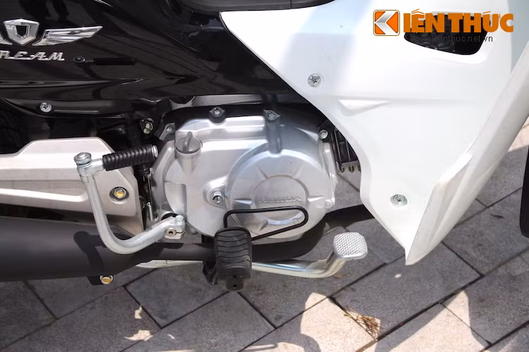 Thay vì động cơ 100 (dung tích thực 98 cc), Super Dream 110 đã được Honda nâng cấp lên khối động cơ xi-lanh đơn SOHC 2 van với dung tích thực 109 cc, được chia sẻ chung với chiếc Wave Alpha hiện tại của hãng cùng nhiều dòng xe khác của Honda.