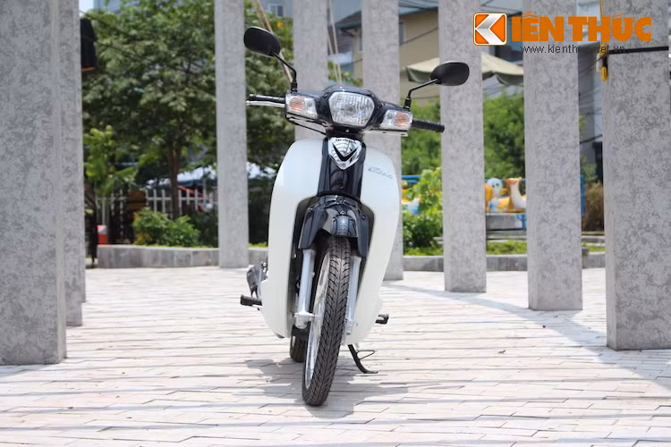 Honda Dream đã trở thành "huyền thoại" trong mắt người Việt từ nhiều năm nay với những phiên bản đầu tiên nhập từ Thái Lan hay Indonesia. Năm 1998, Honda Super Dream 100 liên doanh được lần đầu lắp ráp ở Việt Nam và cũng đã được ưa chuộng, với "tuổi đời" lên tới 15 năm. Nhưng phải đến năm 2013, thị trường Việt Nam mới đón nhận thế hệ Honda Super Dream 110 mới.