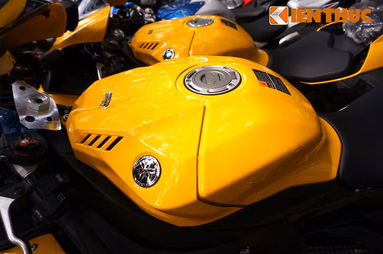 Ở phía trên bình xăng, Yamaha cũng đã dán một logo nhỏ gần chảng ba để khẳng định sự đặc biệt của phiên bản 60th Anniversary này. Thêm tiền, khách hàng còn sở hữu một chiếc R1 60th Anniversary với pô Akrapovic chính hãng, tuy nhiên chiếc R1 trong bài viết này vẫn sử dụng hệ thống xả bình thường.