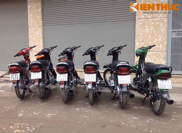 Dàn Dream biển đẹp này thuộc sở hữu của những người chơi trong một nhóm Dream II nhỏ trên phố Đội Cấn - Hà Nội. Tất cả những chiếc xe này đều có điểm chung đó là sở hữu những biển số cặp, số tứ quý... cực đẹp.