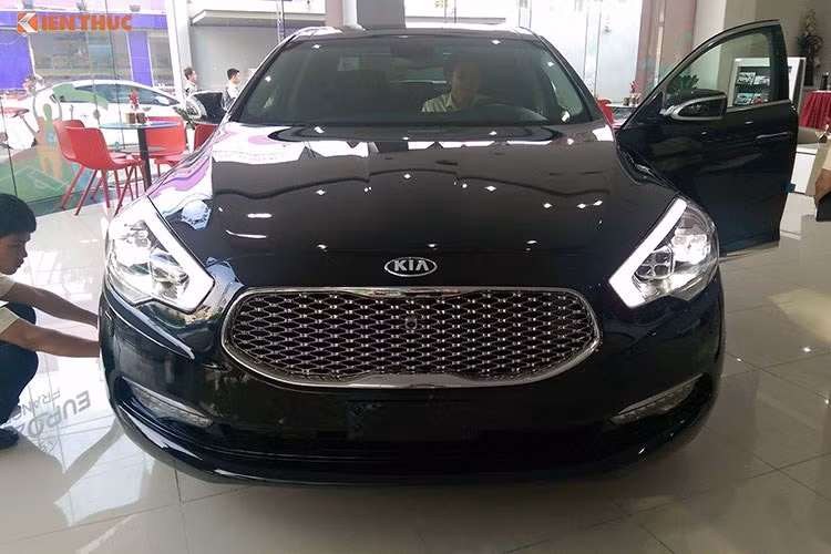 Sử dụng chung nền tảng với một mẫu xe sang khác từ Hàn Quốc là Hyundai Equus, nhưng Quoris được thiết kế mang đậm chất Kia, bắt đầu từ phần trước với mũi tản nhiệt "mũi hổ" đặc trưng. Tuy nhiên so với các mẫu Kia khác, Quoris sở hữu lưới tản nhiệt lớn mạ chrome sáng bóng, tạo nên sự sang trọng, đẳng cấp.