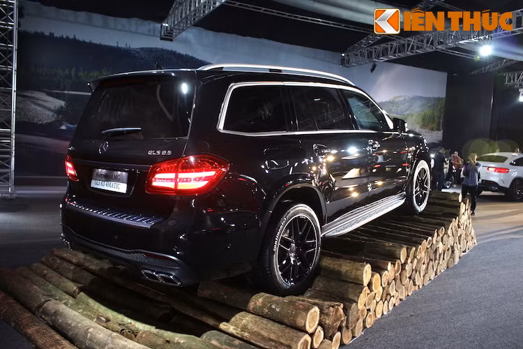 Ở phía sau, GLS 63 AMG cũng có cản sau đặc trưng với 4 ống xả thể thao được chia thành 2 cặp kép, nằm ở 2 góc cản. Cuối cùng, đèn hậu với chóa mới kết thúc danh sách những thay đổi ngoại thất của xe so với thế hệ trước.