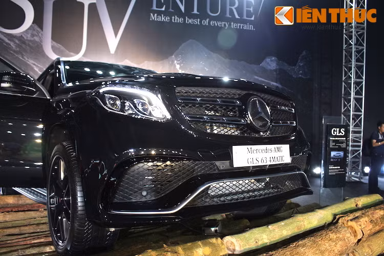 Giống như các phiên bản GLS-Class khác, GLS 63 AMG sở hữu thiết kế phần đầu hoàn toàn mới với cụm lưới tản nhiệt và đèn pha theo ngôn ngữ Sensual Purity, khiến nó trở nên "ăn nhập" và tạo thành bộ nhận diện thương hiệu chung cho tất cả các dòng xe hiện tại của hãng.