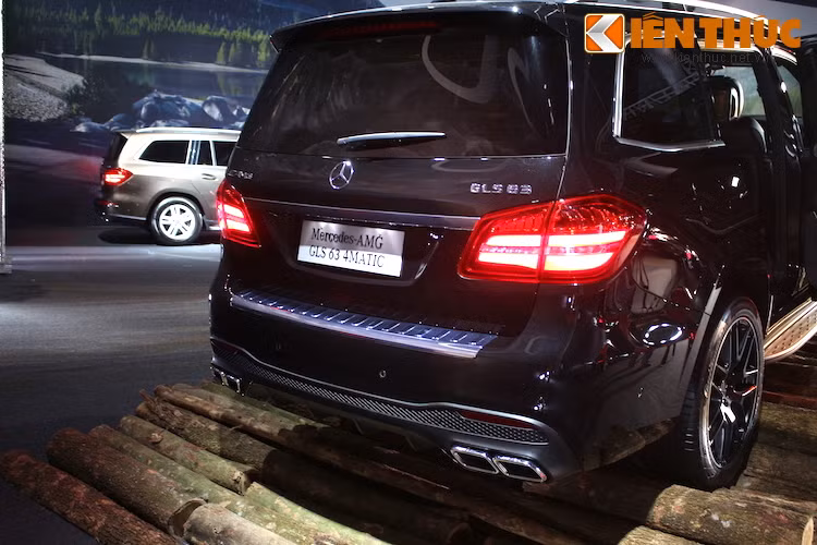 Với động cơ cực mạnh, chiếc xe SUV cỡ lớn nặng tới 2580 kg vẫn có khả năng tăng tốc từ 0-100 km/h trong 4,6 giây và tốc độ tối đa giới hạn điện tử 250 Km/h. Mức tiêu thụ nhiên liệu trung bình của GLS 63 4MATIC là 12,3 lít/100 km.