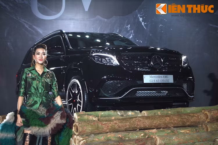 Tại triển lãm Mercedes Fascination lần thứ 6 được tổ chức tại Hà Nội với chủ đề SUVenture, Mercedes Việt Nam đã "tranh thủ" giới thiệu dòng SUV cỡ lớn hạng sang GLS-Class 2016 tới khách hàng với tổng cộng 4 phiên bản. Trong đó, Mercedes GLS 63 AMG 4MATIC là phiên bản cao cấp nhất và đồng thời cũng có hiệu năng mạnh mẽ nhất.