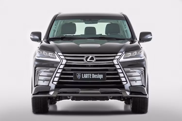 Ở phía trước, bản độ LX570 của Larte Design vẫn giữ nguyên cản trước nguyên bản của xe. Tuy nhiên hãng này đã bổ sung thêm cánh khuếch tán không khí ốp dưới cản trước, cùng các tấm ốp hai bên đèn sương mù LED để chiếc xe tạo ấn tượng bề thế và thể thao hơn.