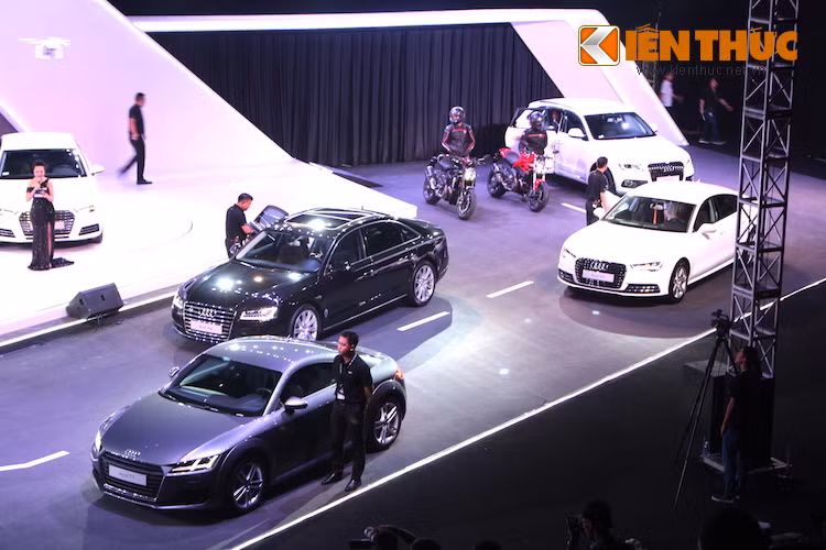 Có khu vực trưng bày tập trung ở bên trong nhà thi đấu của sân Quần Ngựa, dàn xe của Audi được xếp trên một con đường bao xung quanh sân khấu chính, tạo điều kiện cho những người yêu xe được trực tiếp tiếp cận, khám phá.