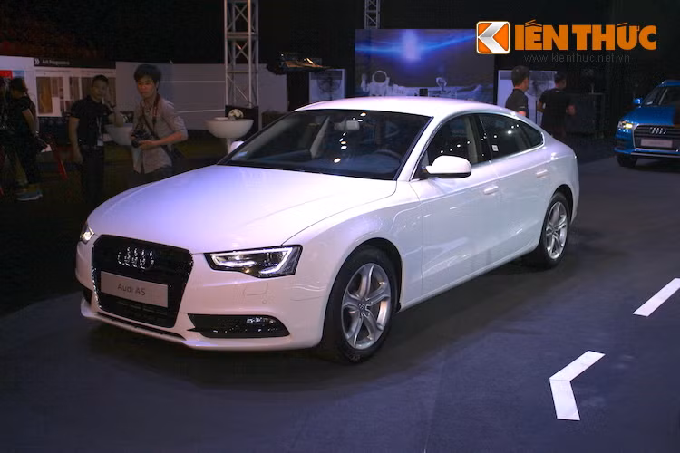 Tại Việt Nam, đại diện duy nhất của dòng A5 là phiên bản A5 Sportback với kiểu dáng coupe 4 cửa, thanh lịch, động cơ TFSI 220 mã lực/350 Nm và khả năng tăng tốc từ 0-100 km/h trong vòng 6,6 giây.