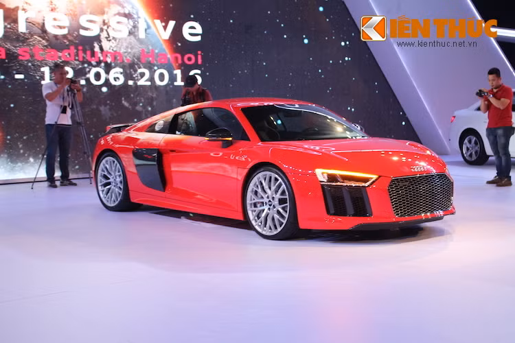 Đặc biệt, Audi còn đem tới trưng bày mẫu siêu xe R8 thế hệ mới nhằm "thỏa lòng" người hâm mộ. Phiên bản R8 được trưng bày tại triển lãm là bản cao cấp nhất V10 Plus, với động cơ V10 5.2l nạp khí tự nhiên có công suất 610 PS như siêu xe Lamborghini Huracan. Hiện R8 chưa có giá chính thức tại Việt Nam, và Audi cũng nhân dịp triển lãm để thăm dò ý kiến khách hàng nhằm quyết định xem có đưa mẫu xe này về hay không.