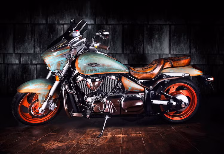 Còn được biết đến với tên gọi Suzuki Boulevard, Suzuki Intruder là một mẫu cruiser mang phong cách tương tự những chiếc Harley-Davidson, Indian, Excelsior hay Henderson thời kỳ đầu. Để "khoe" tài năng chế tác của mình, Vilner đã sử dụng một chiếc Suzuki Intruder M 1500 đời 2002.