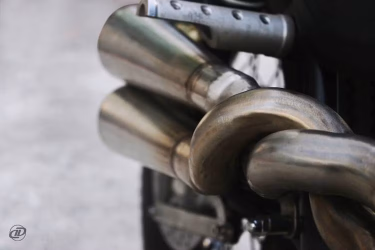 Một trong những điểm độc đáo nhất của bản độ Steed 400 này đó là cặp ống xả đã được chế tác kỳ công, với 2 lon pô quả chùy và đặc biệt là cổ pô xoắn vào nhau, sau đó uốn lượn theo hình dáng bưởng máy đầy nghệ thuật.