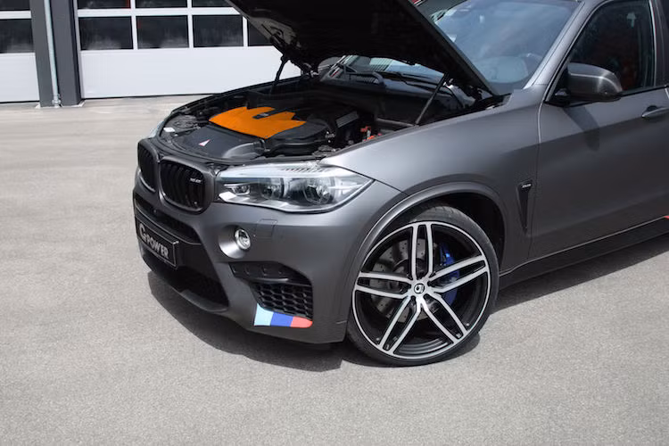 Như vậy, bản độ X5 M của G-Power đã mạnh ngang với siêu xe Lamborghini Aventadro "đình đám". Sức mạnh này có được là nhờ vào hệ thống xả bằng titan, cặp turbo lớn hơn cùng phần mềm ECU độ G-Power’s Bi-Tronik 2 V3.