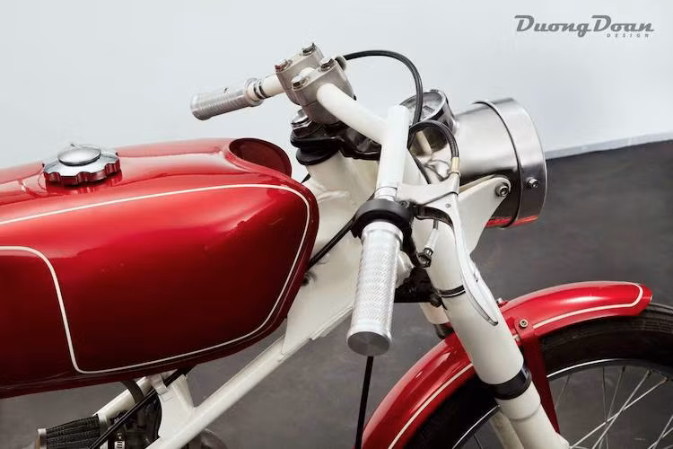 Dù mang dáng cafe racer nhưng bản độ Win Ton Up của anh Dương không sử dụng tay nắm dạng clip-on như thường thấy. Thay vào đó, anh đã sử dụng ghi-đông truyền thống nhưng gắn ngược và bẻ xuống để tạo tư thế ngồi chuẩn của cafe racer.