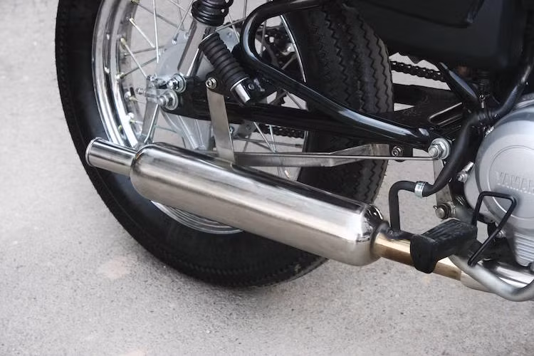 Kết thúc bản độ này là hệ thống xả mới, với pô hình chai đem tới tiếng nổ trầm ấm hơn cho khối động cơ 125 cc của Yamaha YB125SP.