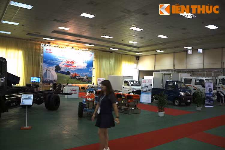 Khu vực trưng bày của Tổng công ty máy động lực và máy nông nghiệp Việt Nam (VEAM) có diện tích rất lớn so với các gian hàng khác, nhưng cũng chỉ có các sản phẩm kém hấp dẫn khách thăm quan như các loại xe tải và máy kéo...