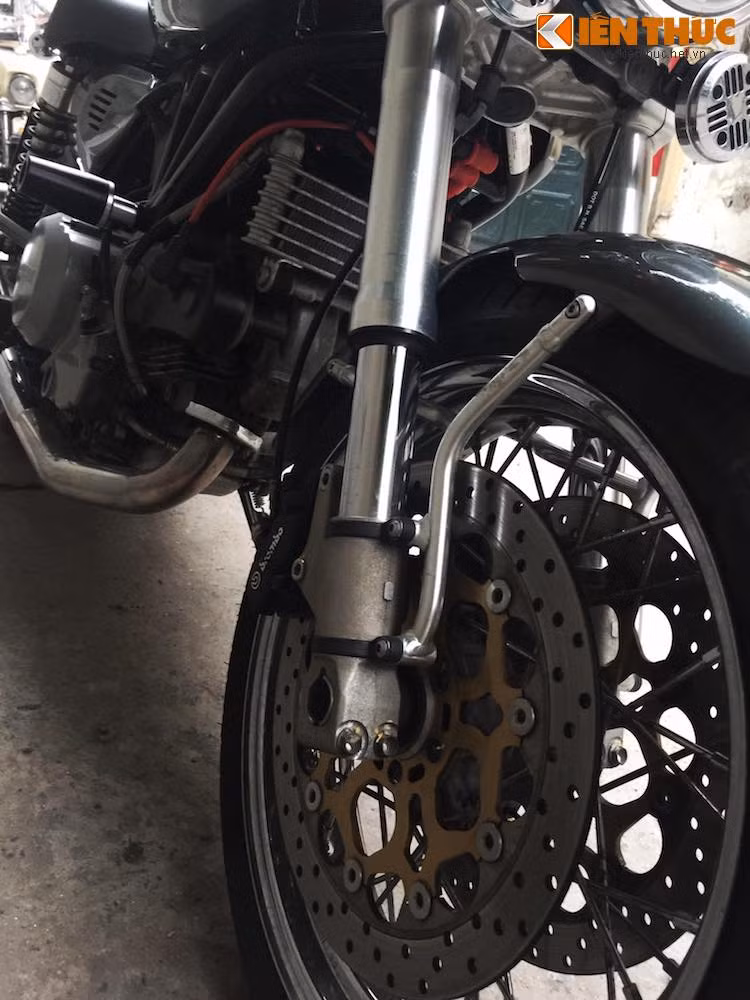 Là một sản phẩm thuộc hàng cao cấp của Ducati lúc đó nên GT1000 sở hữu khá nhiều phụ tùng cao cấp. Ở phía trước, chiếc xe có hệ thống phanh đĩa kép Brembo và cặp phuộc USD đường kính 43 mm. Do mang phong cách hoài cổ nên chiếc xe sở hữu bánh căm.