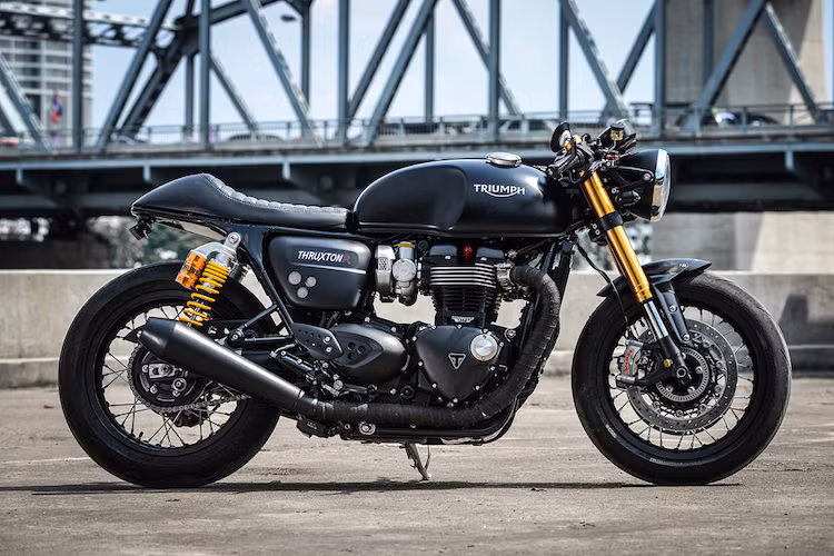 Đối với Eak - chủ xưởng độ K-Speed ở Thái Lan, anh đã thấy rằng Thruxton R gần như là một chiếc xe hoàn hảo. Chính vì vậy, thay vì thay đổi kết cấu của xe, K-Speed chỉ tập trung chỉnh sửa lại một số chi tiết và nâng cấp các phụ tùng trên Thruxton R.