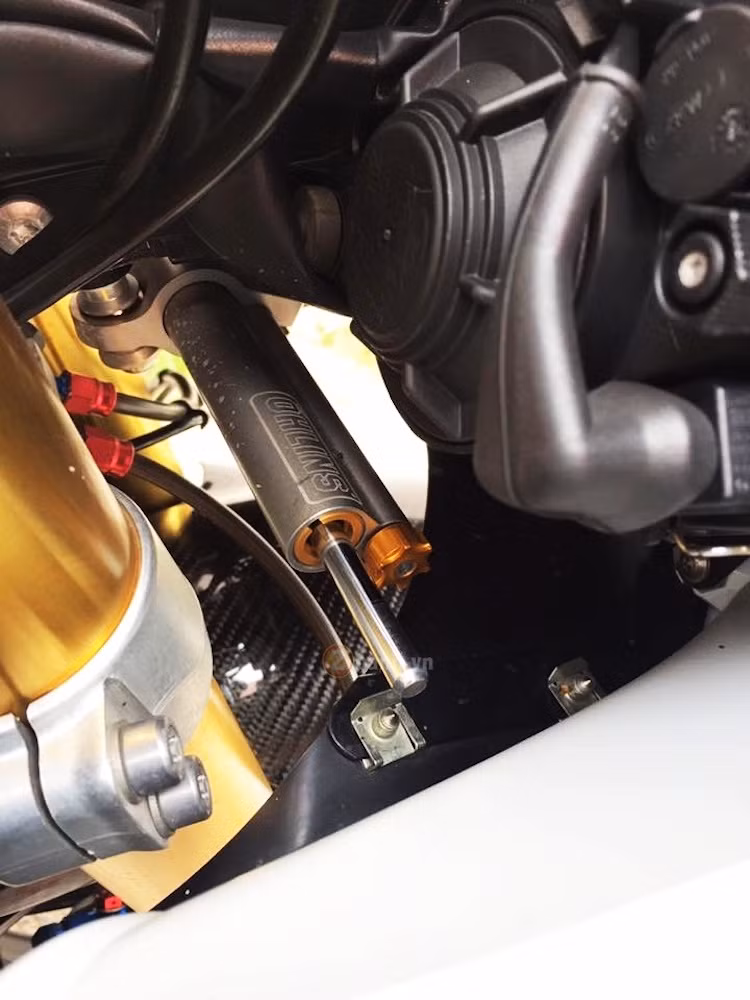 Dàn đầu xe cứng cáp hơn khi được trang bị trợ lực Ohlins.