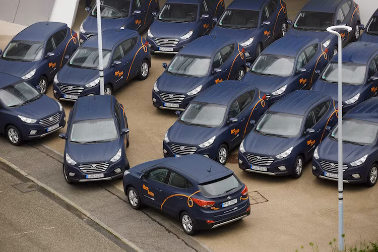 Vừa qua tại Munich - Đức, Hyundai đã cung cấp cung cấp 50 xe ix35 (hay Hyundai Tucson chạy điện tại nhiều thị trường trên Thế giới) FCEV chạy pin nhiên liệu hydro cho Tập đoàn Linde tại Munich, Đức. Lễ bàn giao đã đặt nền móng cho dịch vụ cho thuê xe pin nhiên liệu không khí thải đầu tiên trên thế giới BeeZero, dự kiến sẽ khởi động vào ngày 16/7/2016.