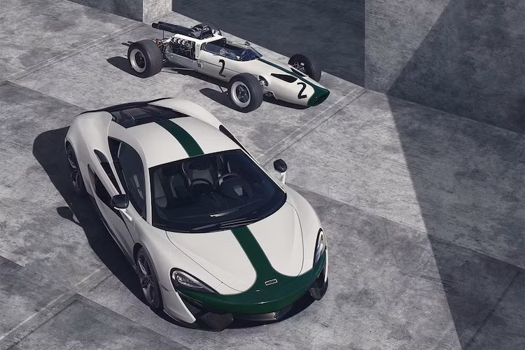 Là một mẫu xe giá rẻ nhưng siêu xe 570S của McLaren lại có nhiều nét thiết kế giống chiếc 650S đắt tiền. Phần đầu xe có những đèn pha lớn và kém ấn tượng hơn "đàn anh" MP4-12C hay 650S, trong khi đó, đuôi xe với đèn LED lại mang phong cách của siêu xe "triệu đô" McLaren P1.