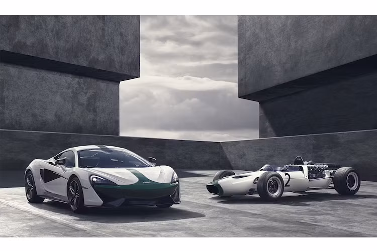 Lần đầu tiên McLaren góp mặt vào một giải đua F1 là vào năm 1966, ở chặng đua Monaco với chiếc xe đua Công thức 1 McLaren M2B. Để kỷ niệm sự kiện đặc biệt này, McLaren đã tạo ra phiên bản đặc biệt McLaren 570S M2B, dựa trên dòng xe "giá rẻ" của hãng là 570S.
