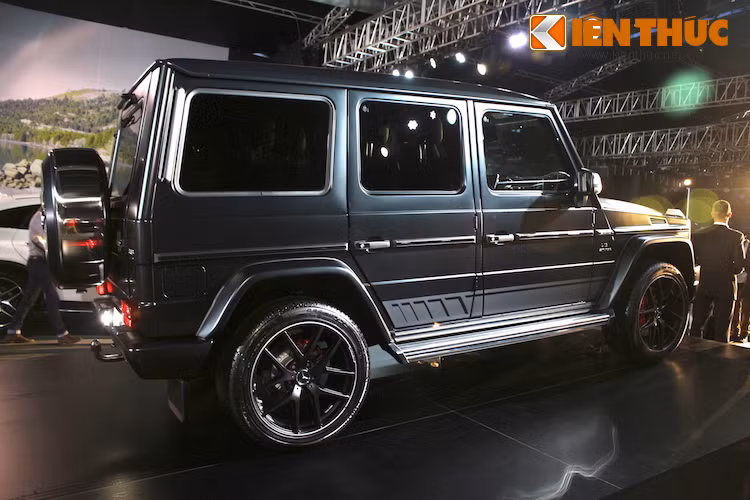 Trong đó, cả 2 chiếc G63 AMG Edition 463 được trưng bày bên trong triển lãm đều có các tùy chọn đặc biệt như nẹp bảo vệ bằng hợp kim nhôm đen chạy dọc thân xe và tem dán đặc biệt bên dưới các cửa cùng bộ mâm với kích thước lên tới 21 inch, sử dụng thiết kế 5 cánh kép khiến chiếc xe trông mạnh mẽ và thể thao hơn.