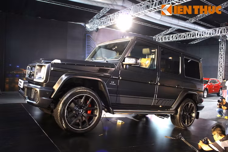 Với lịch sử kéo dài tới 37 năm, Mercedes vẫn liên tục sản xuất và nâng cấp dòng xe địa hình huyền thoại G-Class tới ngày nay. Tại triển lãm Fascination lần thứ 6 được tổ chức tại Việt Nam với chủ đề hướng tới SUV - SUVenture, Mercedes đã lần đầu tiên đem tới trưng bày một chiếc G63 AMG Edition 463.