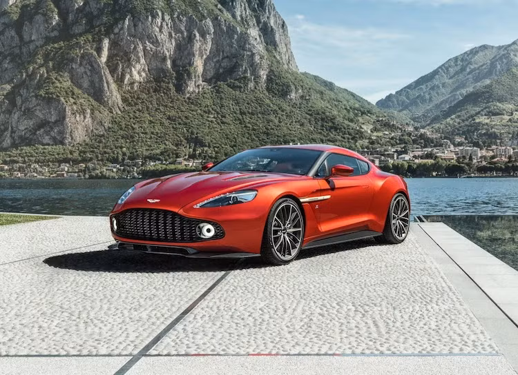Tại lễ hội xe Concorso d'Eleganza Villa d'Este tổ chức ở hồ Como, Ý vào ngày 21 và 22/5/2016, Aston Martin đã lần đầu trưng bày mẫu concept Vanquish Zagato, được tạo ra dưới sự hợp tác của hãng thiết kế Ý nổi tiếng Zagato. Tuy nhiên phải tới nay, hãng mới quyết định sản xuất hàng loạt siêu xe Aston Martin Vanquish Zagato.
