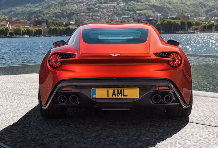 Phần đuôi của xe sở hữu cặp đèn hậu LED hiện đại giống như siêu xe "chạy trường" Vulcan, kèm theo 4 ống xả kép thể thao. Là một sản phẩm "cộp mác" Zagato, Vanquish Zagato cũng mang nhiều đặc trưng của hãng thiết kế Ý đã có từ đầu thập niên 50 như vòm mái với 2 gò nổi hay các cửa kính bên tương tự chiếc V12 Zagato trước đây.