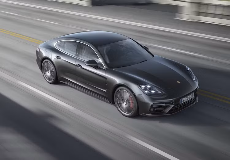 Với động cơ 4.0l V8 tăng áp kép, phiên bản mạnh mẽ nhất Panamera Turbo có công suất tối đa 542 mã lực và mô-men xoắn 770 Nm. Động cơ này được kết hợp với hộp số ly hợp kép 8 cấp PDK và hệ dẫn động 4 bánh để đưa Panamera Turbo đạt 0-100 km/h chỉ trong 3,8 giây hoặc 3,6 giây với gói Sport Chrono, trước khi đạt tốc độ tối đa 306 km/h. Như vậy, phiên bản Turbo tăng tốc nhanh như siêu xe Ferrari FF.