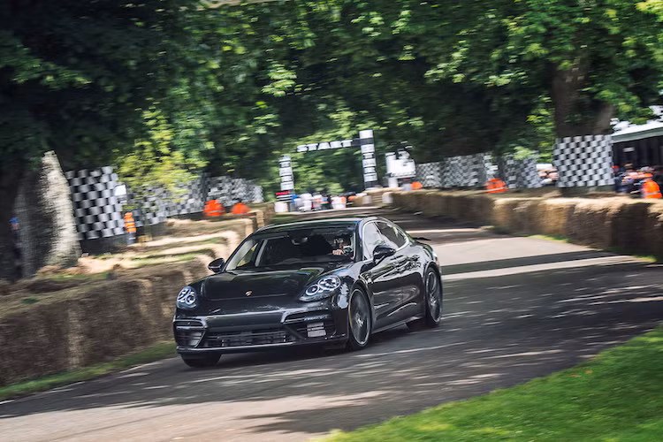 Trong khi đó tại châu Âu, gía bán Panamera 4S từ 113.027 Euro (2,79 tỷ đồng), Panamera 4S Diesel là 116.954 Euro (2,88 tỷ đồng) và Panamera Turbo là 153.011 Euro (3,77 tỷ đồng). Các khách hàng tại Châu lục già có thể đặt hàng chiếc xe từ bây giờ và nhận xe vào tháng 11.