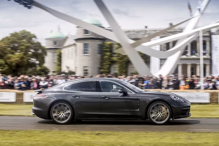 Panamera 4S Diesel có thể đạt 0-100 km/h chỉ trong 4,5 giây (4,3 giây với gói Sport Chrono). Tuy nhiên Porsche sẽ không phân phối phiên bản này tại Mỹ khi bắt đầu bán chiếc xe ở thị trường này vào đầu năm 2017. Trong khi đó, phiên bản 4S sẽ có giá khởi điểm từ 101.040 USD và tăng lên thành 147.950 USD cho bản Turbo (lần lượt tương đương 2,25 tỷ và 3,30 tỷ đồng).