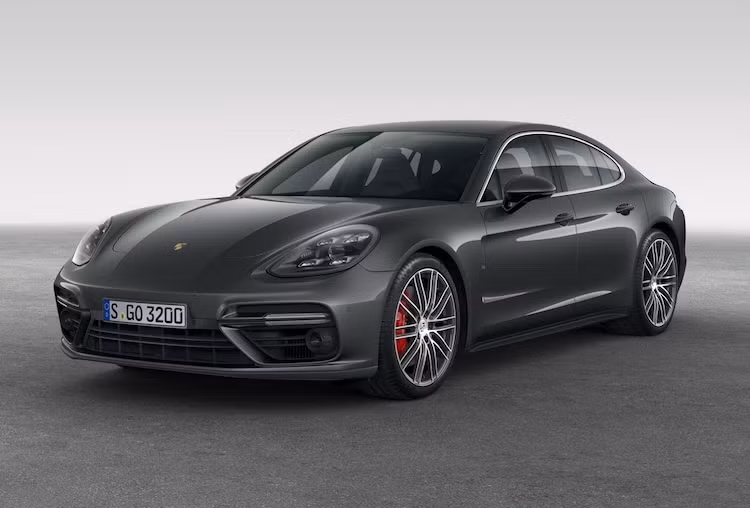 Dù vẫn có "phom" giống thế hệ trước nhưng Panamera mới đã sở hữu kiểu dáng thanh thoát hơn và có phần khá giống mẫu concept Sport Turismo đã từng được Porsche ra mắt từ năm 2012. Với những chi tiết sắc sảo hơn, chiếc xe cũng đem tới cảm giác thể thao gần tương đương với dòng 911 truyền thống của hãng.