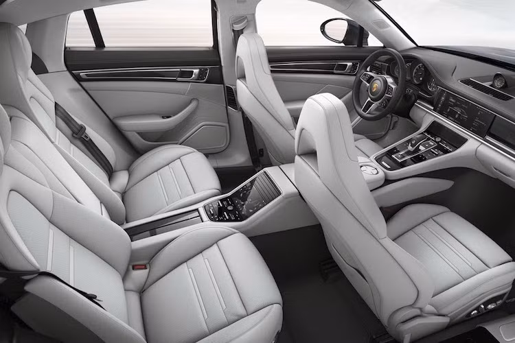 Với bệ trung tâm chạy dọc theo nội thất, hàng ghế sau của Panamera mới gồm 2 ghế ngồi độc lập, tuy nhiên khách hàng cũng có thể đặt chiếc xe với cấu hình 5 chỗ. Nhờ có trục cơ sở dài hơn nên không gian cho hành khách ngồi phía sau cũng được cải thiện. Với các ghế ngồi có thể gập lưng 40:20:40, khoang hành lý phía sau của xe có thể nâng thể tích từ 495 lên thành 1304 lít.