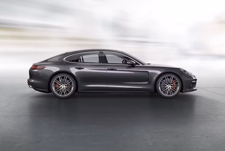 So với phiên bản cũ, phần vòm mui phía sau của Panamera mới đã thấp hơn 2 cm. Đồng thời, với chassis mới, khoảng cách giữa hai trục bánh của Panamera cũng dài hơn 30 mm. Những thay đổi kích thước nhỏ này đã khiến cho Panamera có kiểu dáng hấp dẫn như một chiếc coupe thể thao.