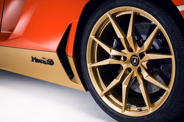 Bộ mâm với kích thước 20 inch phía trước và 21 inch phía sau của Aventador cũng sẽ được sơn trong màu trùng với nửa dưới của thân xe. Ở cạnh các hốc bánh sau của xe sẽ là logo Miura 50 đặc biệt, được viết theo font như của chiếc siêu xe Miura 50 năm trước.