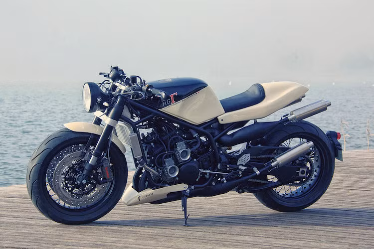 Vốn nổi tiếng với những mẫu xe độ cực "điên rồ" như Yamaha R1 độ 3 bánh Triazuma hay siêu môtô gắn máy V8 Maserati, chính vì vậy khi "bậc thầy độ xe" người Pháp Ludovic Lazareth muốn tạo ra một chiếc xe riêng cho anh, nhiều người đã hy vọng về một bản độ "quái vật" nữa sắp ra lò. Tuy nhiên, chiếc xe độ thành phẩm của anh lại "giản dị" hơn nhiều: một chiếc Suzuki RG400 2 kỳ theo phong cách streetfighter.