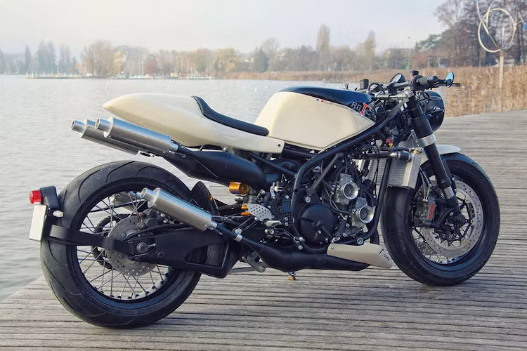 Ngoài thị trường Nhật, Suzuki RG400 không phải là một mẫu xe phổ biến. Và Lazareth cũng đã gặp chiếc xe trong một hoàn cảnh khá bất ngờ, khi anh nhận được cú điện thoại từ người bạn Franco Sbarro - chủ sở hữu công ty siêu xe "hàng thửa" Sbarro của Thụy Sĩ. Sbarro muốn "thanh lý" vài chiếc môtô trong nhà kho của hãng, và người đầu tiên ông nghĩ đến là Lazareth.
