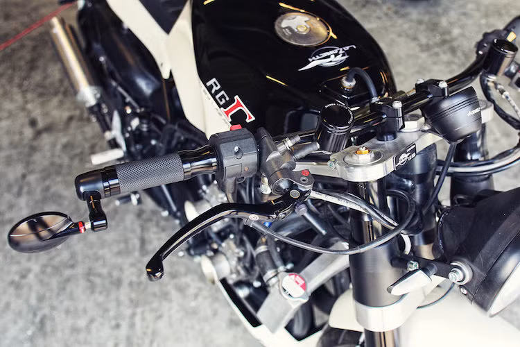 Ở dạng nguyên bản, RG400 vốn là một mẫu xe sportbike thập niên 80 với động cơ dựa trên những chiếc xe đua MotoGP 500 cc thời đó, cùng với trọng lượng chỉ 153 kg. Tuy nhiên khi về tay Lazareth, toàn bộ dàn vỏ của xe đã bị tháo bỏ, thay vào đó anh đã tạo cho chiếc xe một bộ đuôi vuốt mới kèm theo bình xăng nguyên bản của RG500.