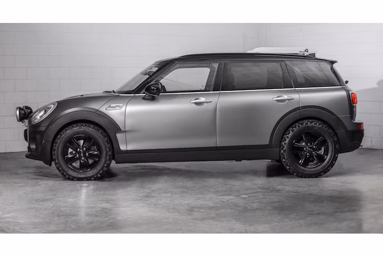 Ở phía trước xe, MINI đã trang bị cho Clubman ALL4 Scrambler thêm 2 chiếc đèn chiếu sáng tăng cường. Cùng với các tấm ốp nhựa xung quanh thân, cặp đèn này gợi nhớ về những chiếc xe đua MINI Rally trong quá khứ.