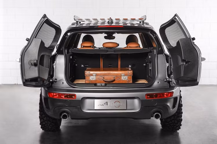 Đi kèm với chiếc xe, MINI còn trang bị thêm một vali chứa đồ cỡ lớn, được làm từ da cao cấp giống như nội thất.