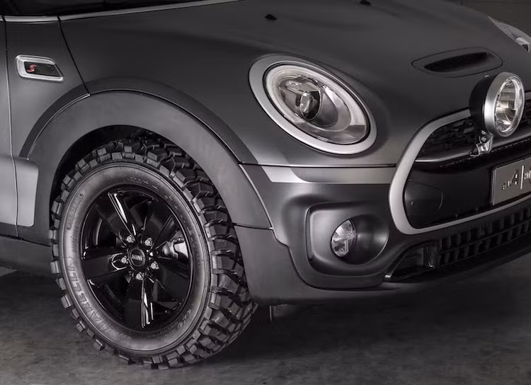 Giống như một chiếc môtô scrambler, Clubman ALL4 Scrambler cũng có hệ thống treo được nâng cao, kết hợp cùng những chiếc lốp gai để giúp nó có khả năng địa hình tốt hơn một chút so với các phiên bản thường.