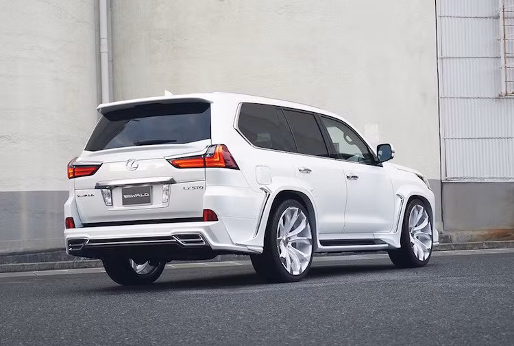 Mặc dù nằm ở tầm thấp hơn Black Bison nhưng gói độ Sports Line dành cho Lexus LX570 2016 của Wald International cũng đã thay đổi mạnh mẽ ngoại hình của chiếc xe bằng cách lắp thêm các tấm ốp nới rộng vòm bánh, cùng những cánh khuếch tán thêm vào ở cản trước và sau xe.