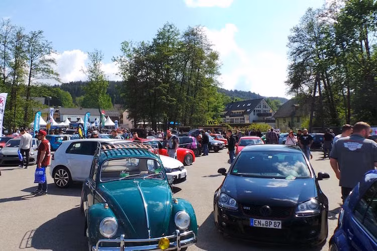 Hiện là lễ hội xe Volkswagen lớn nhất Thế giới, nhưng Worthersee Treffen đã chỉ từng thu hút được chưa đầy 100 chủ xe tham gia khi được tổ chức lần đầu. Lễ hội này có xuất phát điểm vào năm 1982, khi chỉ đơn thuần là một buổi họp mặt của những chủ xe hatchback Volkswagen Golf GTI do diễn viên Erwin Neuwirth người Áo tổ chức.