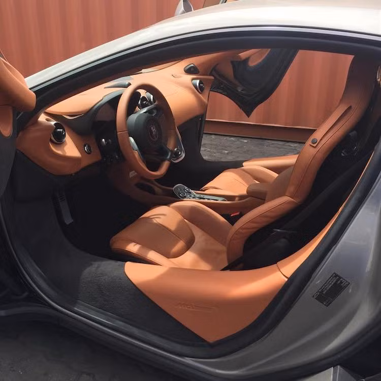 Nội thất của siêu xe 570S được Mclaren thiết kế vừa sang trọng, vừa thể thao. Số nút bấm điều khiển được tối giản, các tính năng được tích hợp vào màn hình cảm ứng.