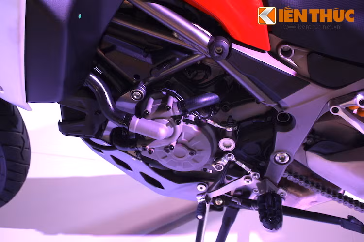 Cùng với công nghệ Riding Mode (4 chế độ Enduro, Touring, Sport và Urban) đây thực sự là một chiếc xe đa dụng đúng nghĩa với khối động cơ mạnh mẽ, linh hoạt nhưng vẫn đảm bảo nghiêm ngặt tiêu chuẩn khí thải Euro 4 với hệ thống ông xả mới.