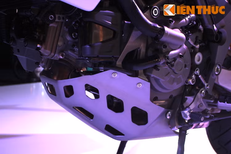 Ở bên dưới gầm xe, Ducati cũng trang bị cho Multistrada Enduro một tấm ốp chắn gầm xe cứng cáp hơn. Những trang bị điện tử hiện đại đã từng xuất hiện trên Multistrada cũng có mặt trên mẫu xe mới, chẳng hạn như hệ thống điều khiển lực kéo, chống bốc đầu, ABS có khả năng bật/tắt...