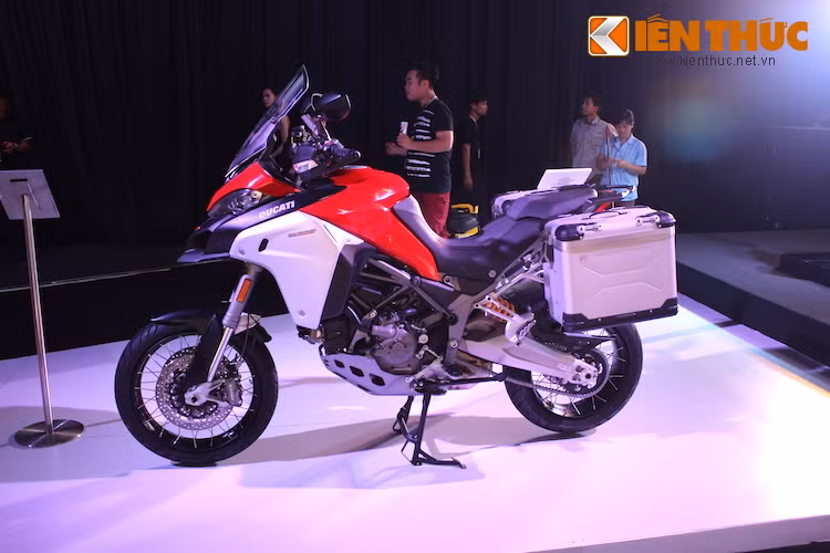 Hệ thống giảm xóc của Enduro cũng cao hơn Multistrada thường 30 mm nhằm đạt khả năng "trèo đèo lội suối" tốt hơn. Để có thể vượt qua những hành trình xa, bình xăng của xe đã được nâng thể tích lên thành 30 lít.